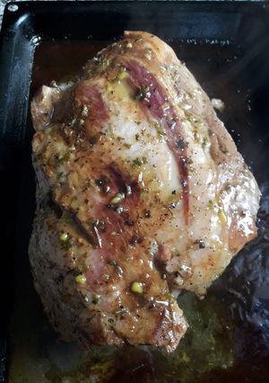 Una foto de Bondiola mechada con panceta a la miel y cerveza
