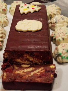 Una foto de Turrón de chocolate con galletas y frutos