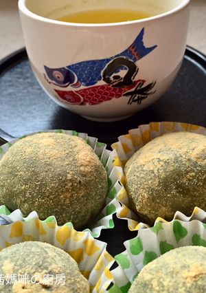 A picture of Japanese Kusamochi (Mugwort Rice Cakes).