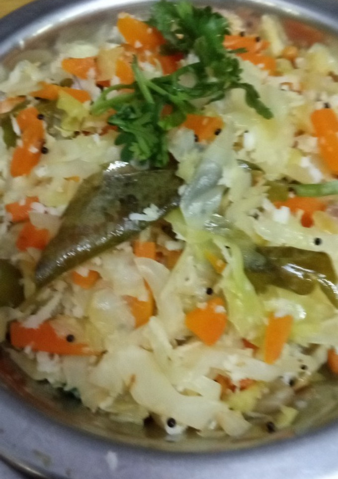 முட்டைகோஸ் கேரட் பொரியல் (Muttaikosh carrot poriyal recipe in tamil) செய்முறை முக்கிய புகைப்படம்