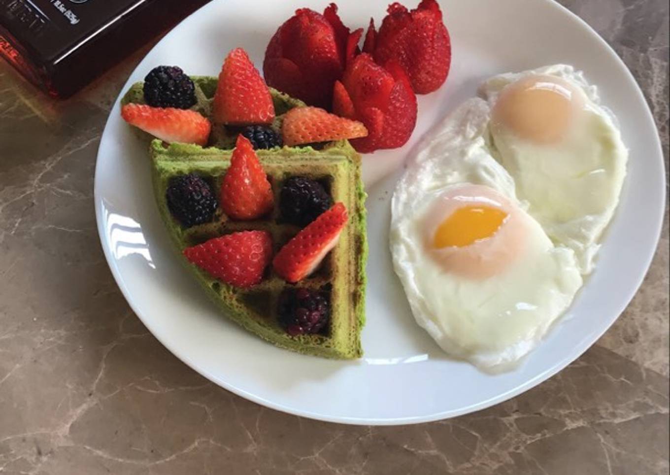 Waffle de espinacas y huevos