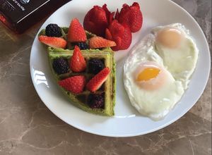 Una foto de Waffle de espinacas y huevos