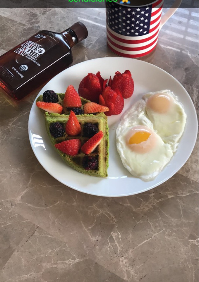 Una foto de Waffle de espinacas y huevos