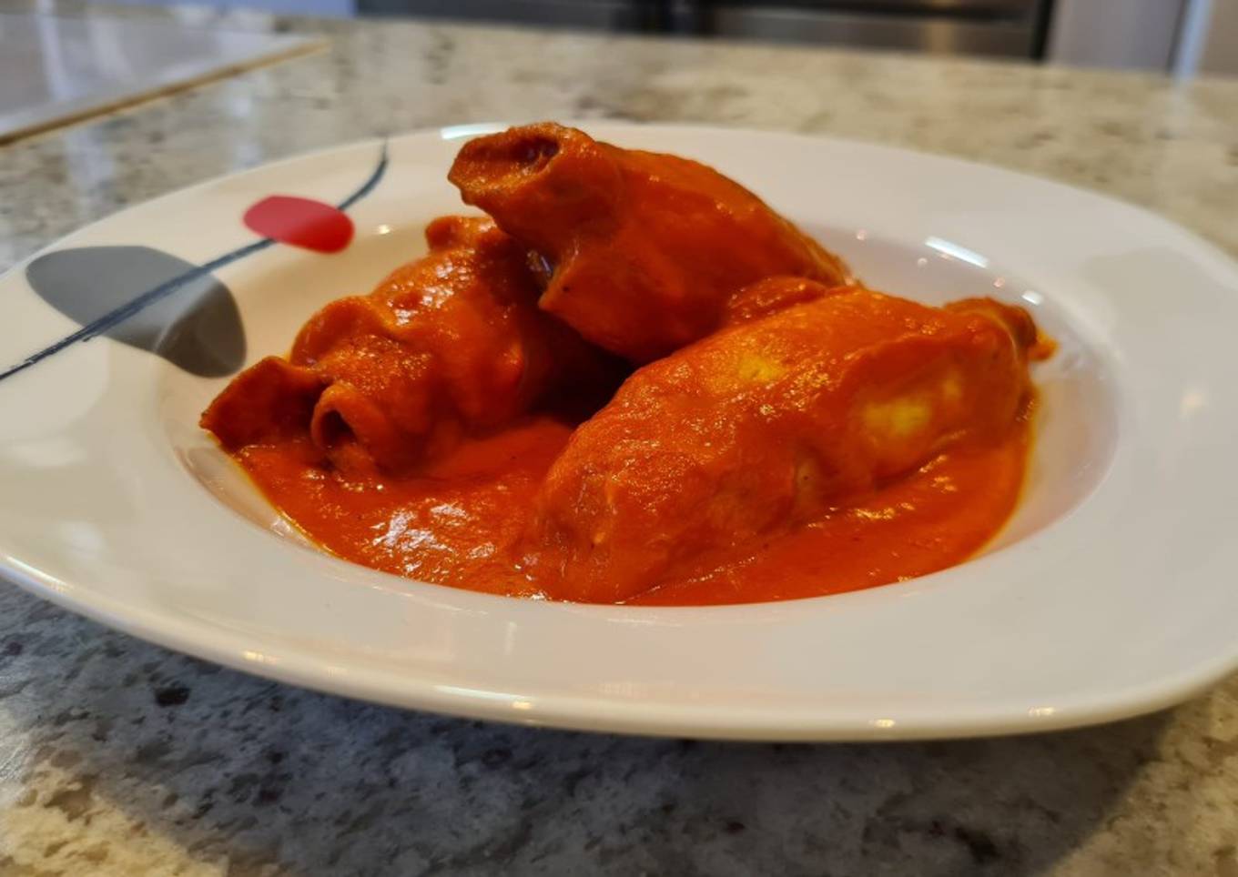 Rollitos de pollo y jamón en salsa de pimientos del piquillo