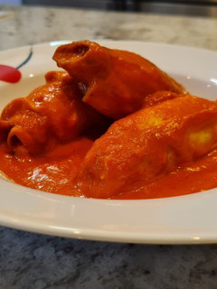 Una foto de Rollitos de pollo y jamón en salsa de pimientos del piquillo