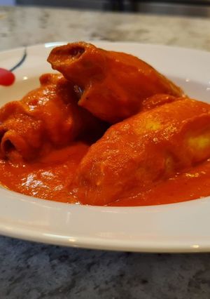 Una foto de Rollitos de pollo y jamón en salsa de pimientos del piquillo