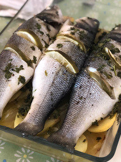 Una foto de Lubina con base de patata al horno