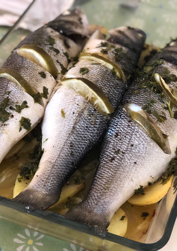 Una foto de Lubina con base de patata al horno