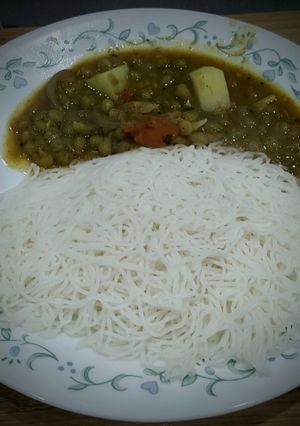 A picture of Idiyappam & peas curry.