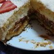 Bizcochuelo con chantilly, frutillas y dulce de leche