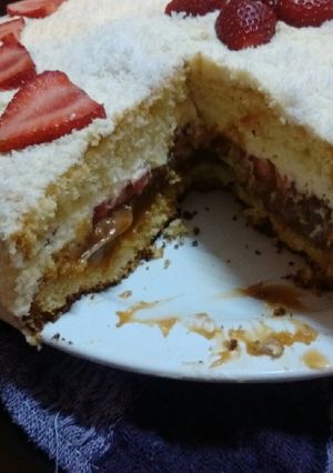 Una foto de Bizcochuelo con chantilly, frutillas y dulce de leche