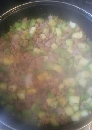 Una foto de Carne molida con calabazas picadas
