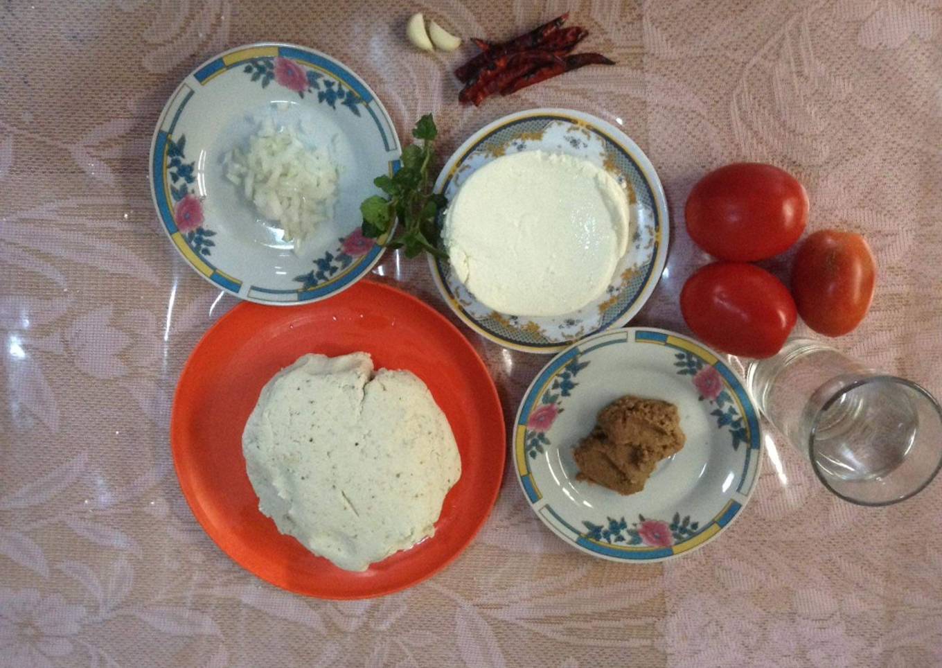 Huaraches acompañado de una salsa de tomate fría