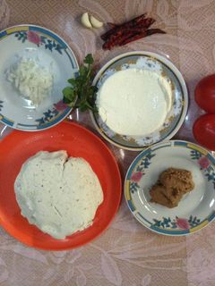 Una foto de Huaraches acompañado de una salsa de tomate fría