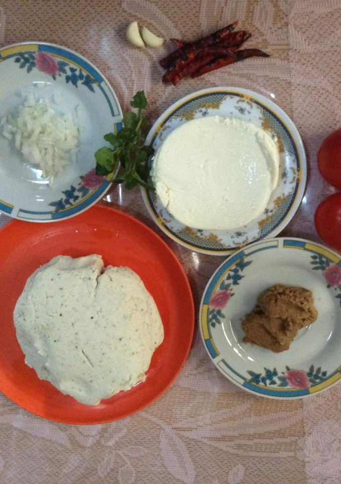 Una foto de Huaraches acompañado de una salsa de tomate fría