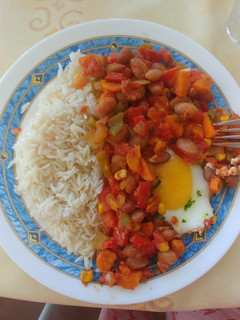 Una foto de Alubias rojas con arroz y verduras