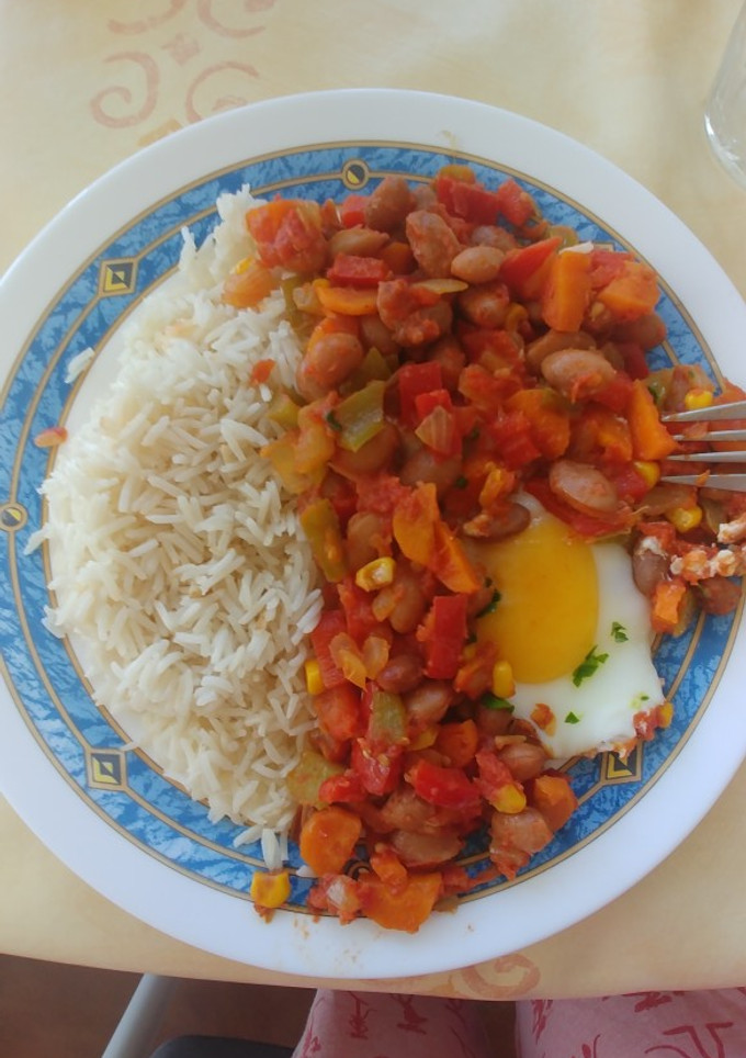 Una foto de Alubias rojas con arroz y verduras