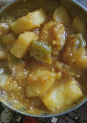 आलू शिमला मिर्च की सब्जी(aloo shimla mirch ki sabzi recipe in hindi) रेसिपी मुख्य फोटो