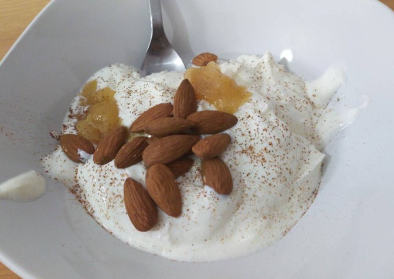 Yogur griego con almendras, miel y canela