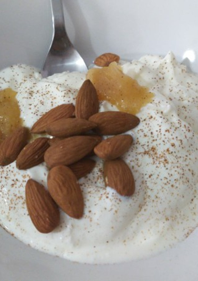 Una foto de Yogur griego con almendras, miel y canela