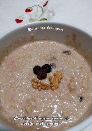A picture of #196 Oatmeal with Walnuts, Raisins, Apples, and Honey.