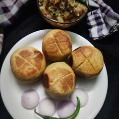 A picture of Sattu Litti.
