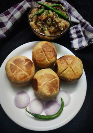 A picture of Sattu Litti.