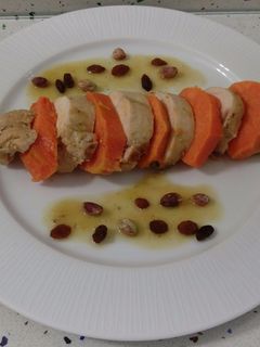Una foto de Pechuga de pollo en crema de chalotas con batatas asadas y frutos secos