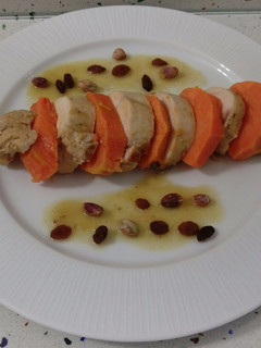 Una foto de Pechuga de pollo en crema de chalotas con batatas asadas y frutos secos