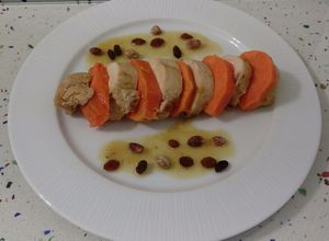 Una foto de Pechuga de pollo en crema de chalotas con batatas asadas y frutos secos