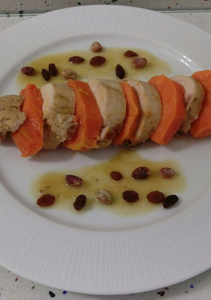 Una foto de Pechuga de pollo en crema de chalotas con batatas asadas y frutos secos
