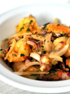 Una foto de Patatas aliñadas con mejillones