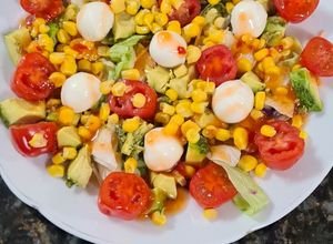 Una foto de 154. Ensalada de aguacate y perlas de mozzarella