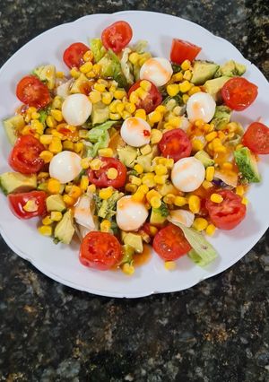 Una foto de 154. Ensalada de aguacate y perlas de mozzarella