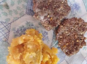 Una foto de Hamburguesas de carne molida y avena con puré mixto 🍠🥔🥕