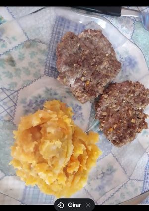 Una foto de Hamburguesas de carne molida y avena con puré mixto 🍠🥔🥕