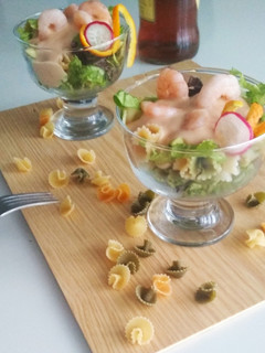Una foto de Cocktail de pasta y gambas (ensalada de pasta)