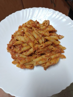 Una foto de Penne con carne y tomate