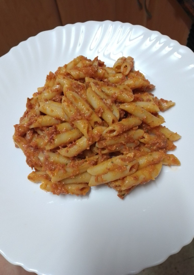 Una foto de Penne con carne y tomate