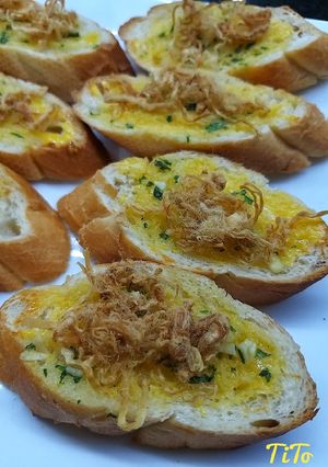 Hình của món Bánh mì nướng bơ tỏi chà bông.