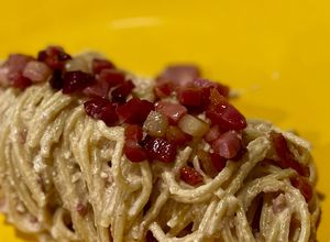 Foto di Spaghetti crema (senza lattosio) di noci, speck e guanciale
