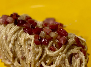 Foto di Spaghetti crema (senza lattosio) di noci, speck e guanciale