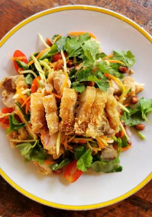 รูปของ ยำมะม่วงหมูกรอบ