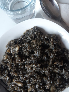 Una foto de Arroz negro cremoso con calamares