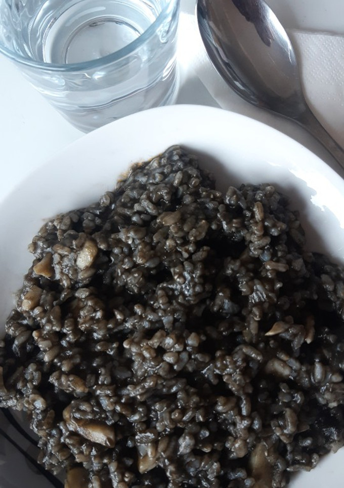 Una foto de Arroz negro cremoso con calamares