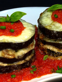 Una foto de Berenjenas rellenas con queso al horno