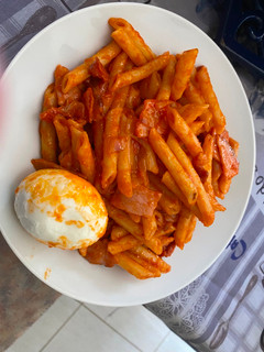 Una foto de Macarrones con chorizo. Bacon 🥓