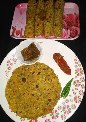 मल्टीग्रेन वेजिटेबल थेपला (Multigrain vegetable Thepla recipe in hindi) रेसिपी मुख्य फोटो