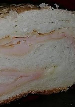 Una foto de Pan relleno con jamón y queso