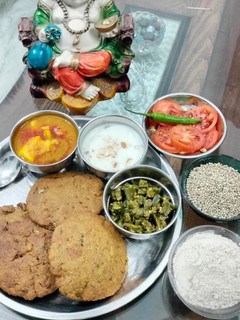 बाजरा मेथी की कचौड़ी रेसिपी मुख्य फोटो